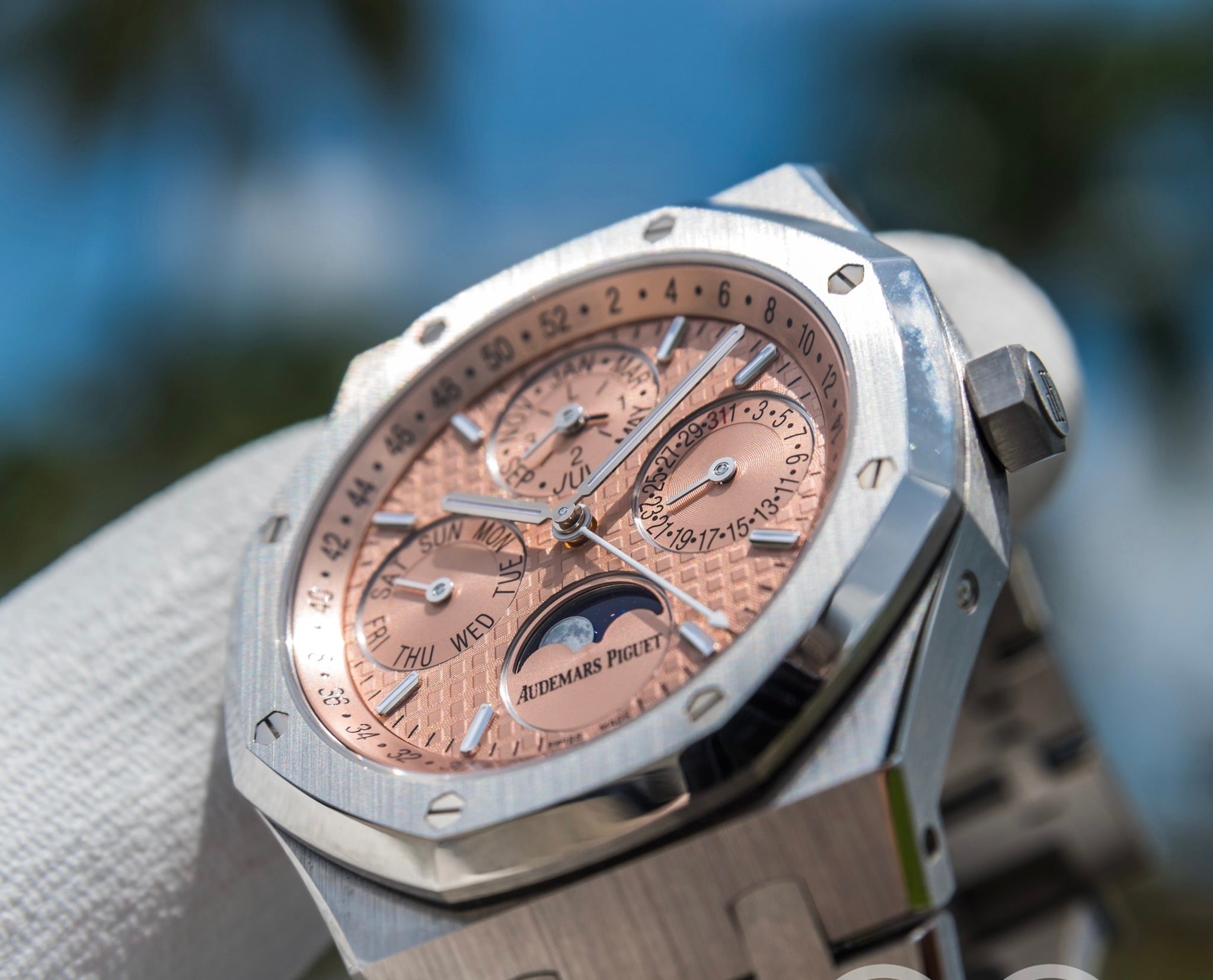 Audemars piguet royal oak salmon outlet dial